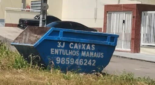 Caixa coletora azul da 3J Caixas Entulhos Manaus