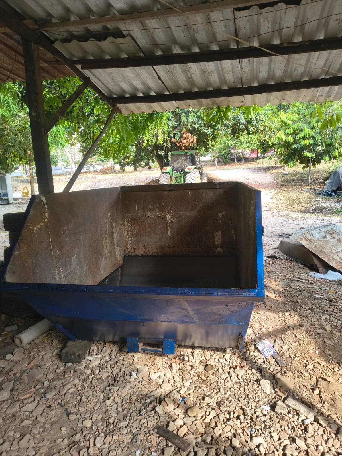 Caixa coletora azul da 3J Caixas Entulhos em área urbana de Manaus
